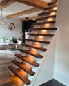 moderne eikenhouten trap met strakke afwerking