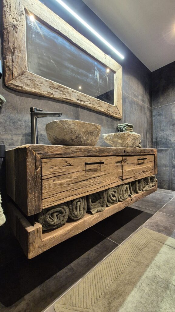 oud eiken houten bad kamer meubel met rivier stenen waskommen