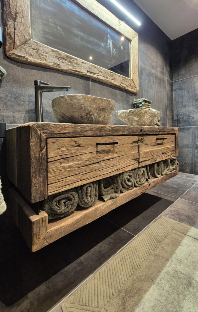 oud eiken houten bad kamer meubel met rivier stenen waskommen