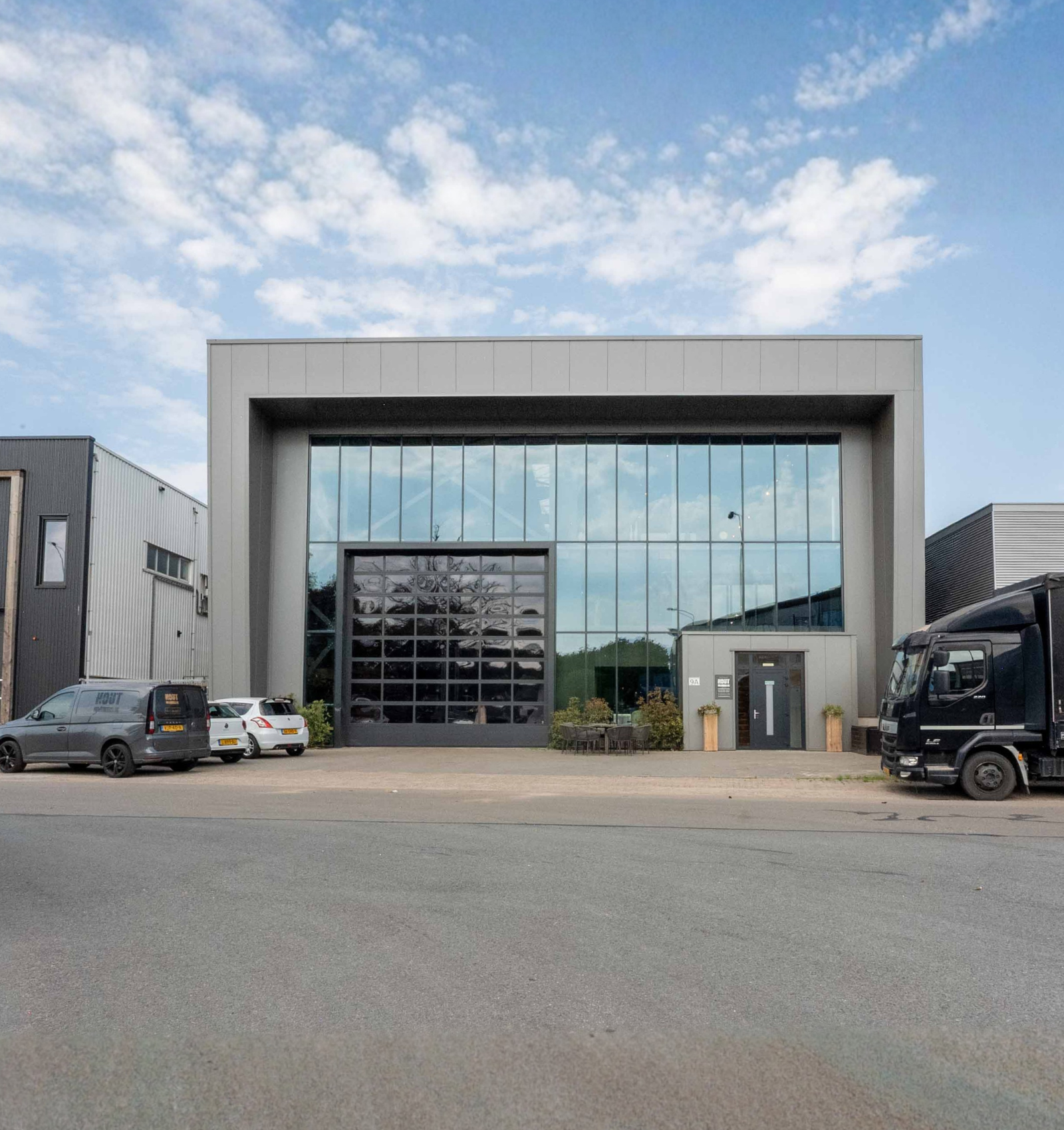 Showroom Hout van Toen buitenkant pand in Barneveld