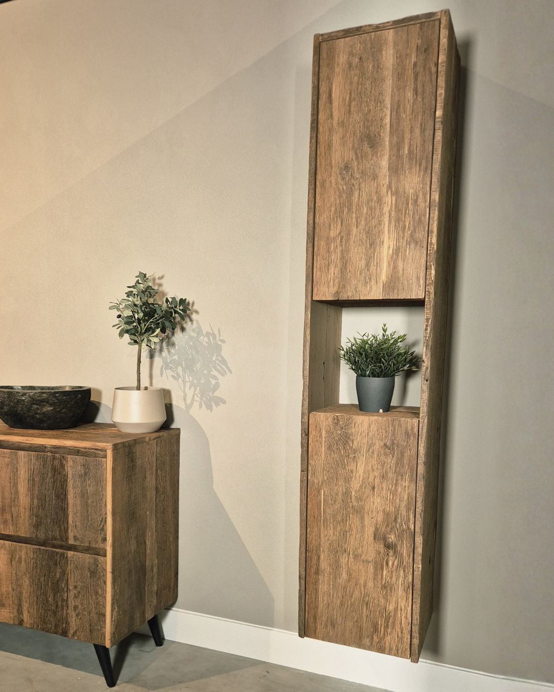hoge badkamerkast zwevend massief eikenhout hoge badkamerkast zwevend massief eikenhout